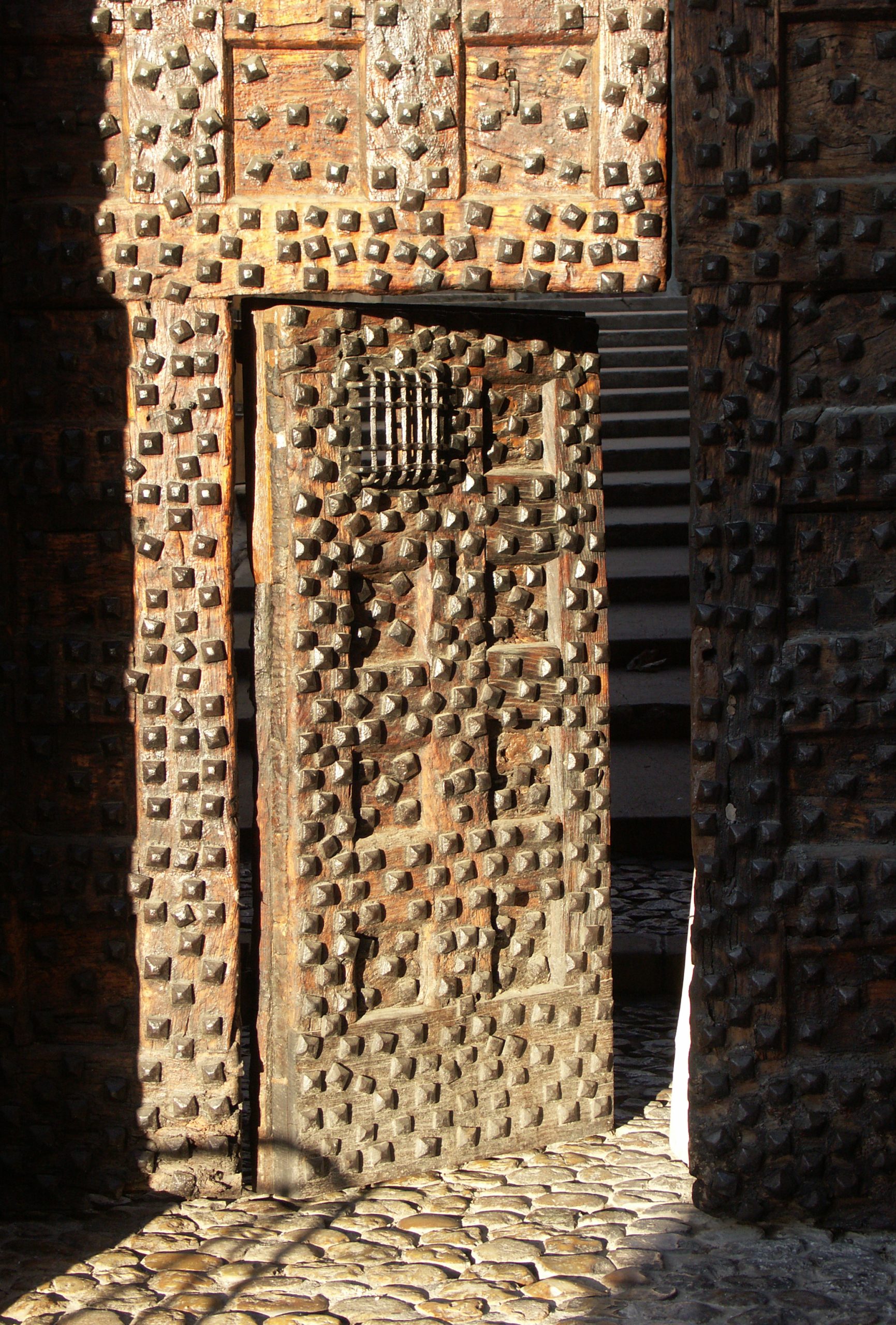 Porte cloutée du XVIe siècle