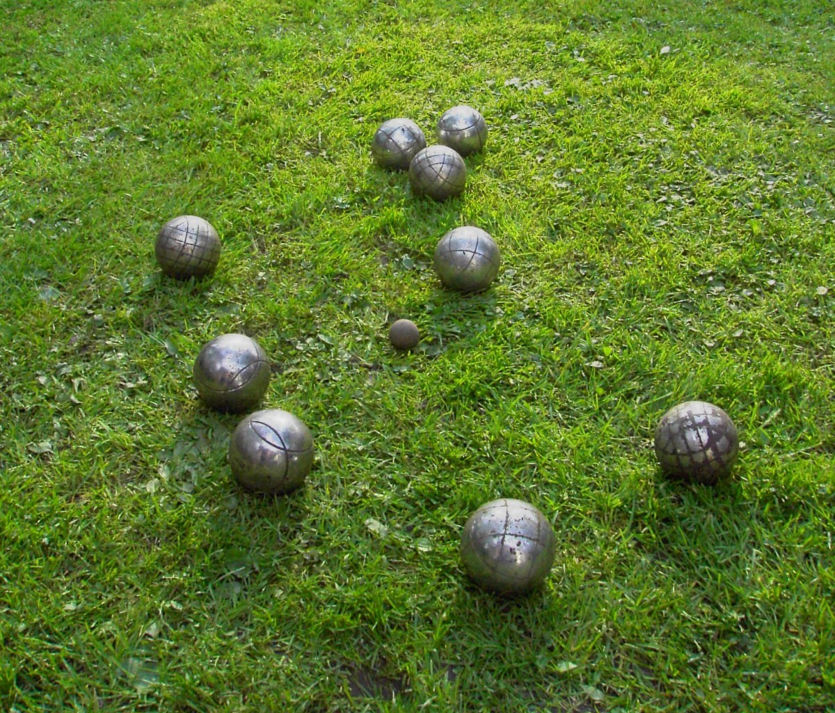 « Boule on grass ». Licensed under CC BY-SA 3.0 via Wikimedia Commons