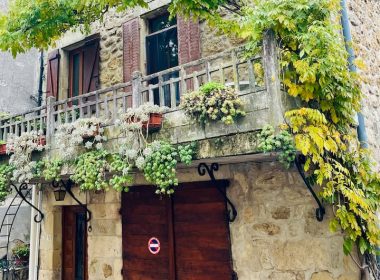 Maison en pierre au cœur d’un village classé